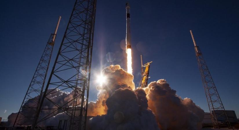 Elon Musk rakétája repíti a világűrbe a magyar műhordat
