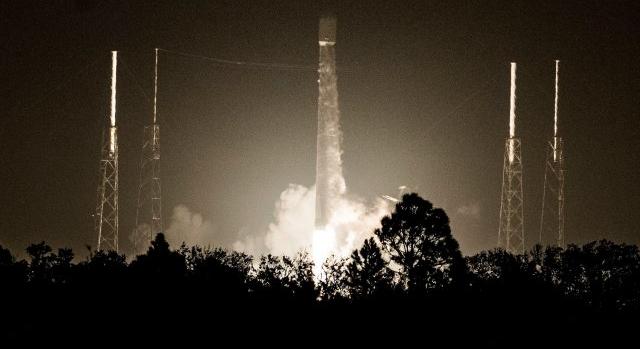 Elon Musk rakétája viszi az űrbe a magyar kisműholdat