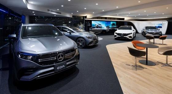 Már csak villanyautók kaphatók a legújabb Mercedes-kereskedésben