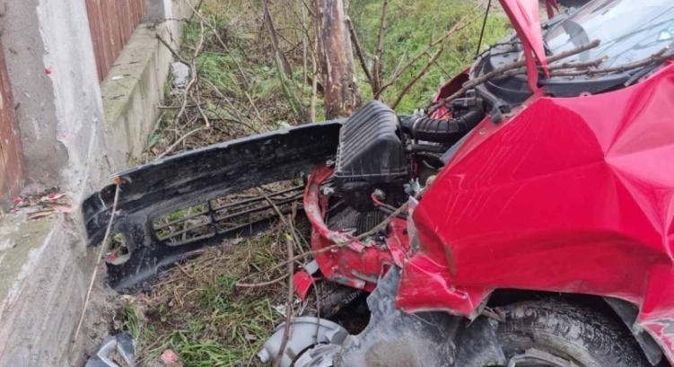 Betonkerítésnek rohant egy autós Dömsödnél: a 79 sofőr életéért már hiába küzdöttek a mentősök, nem lehetett megmenteni