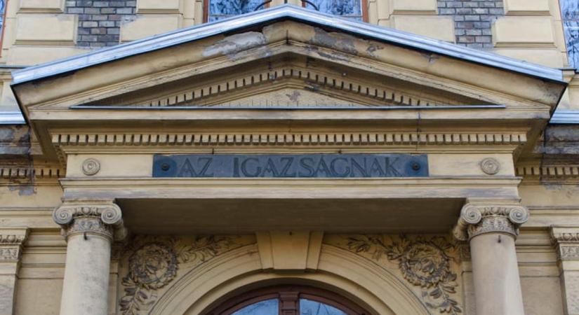 Bombariadó van Szegeden a bíróságon