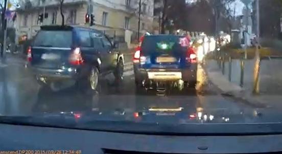 Ez a budai autós helyzet mutatja, miért nem érdemes megszokásból vezetni – videó