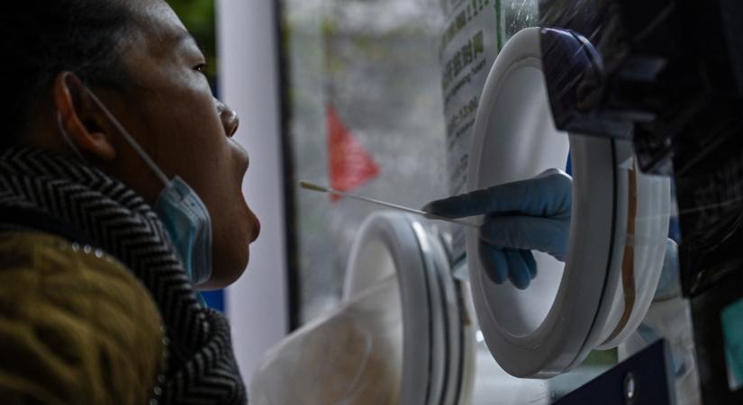 A tüntetések hatására Kína enyhít szigorú járványügyi politikáján