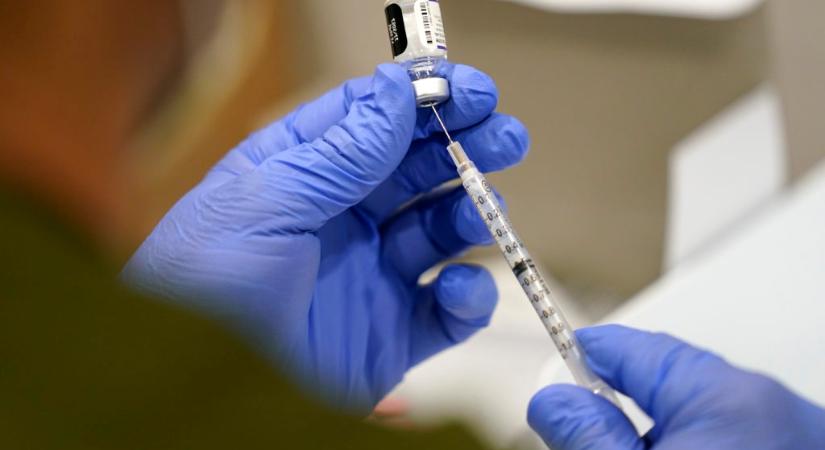 Már vizsgálja az ügyészség Von der Leyen vakcinabotrányát. Közben milliószámra ömlik az oltóanyag Szlovákiába
