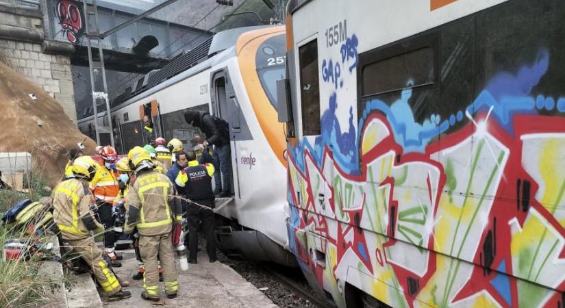 Összeütközött két vonat Barcelona külvárosi részén, sok a sérült