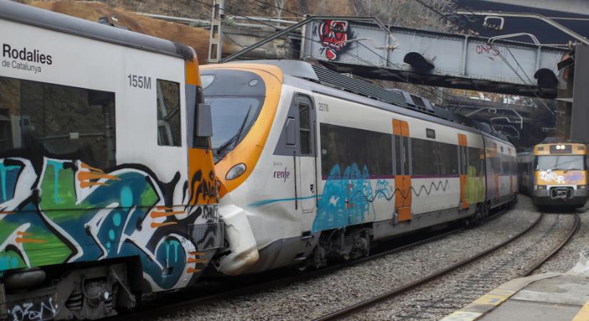 Képeken a spanyolországi vonatbaleset drámai pillanatai - galéria