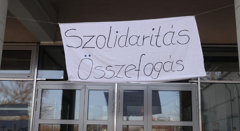 ELdőlt: a TASZ képviseli a múlt szerdán kirúgott nyolc tanárt a munkaügyi bíróságon