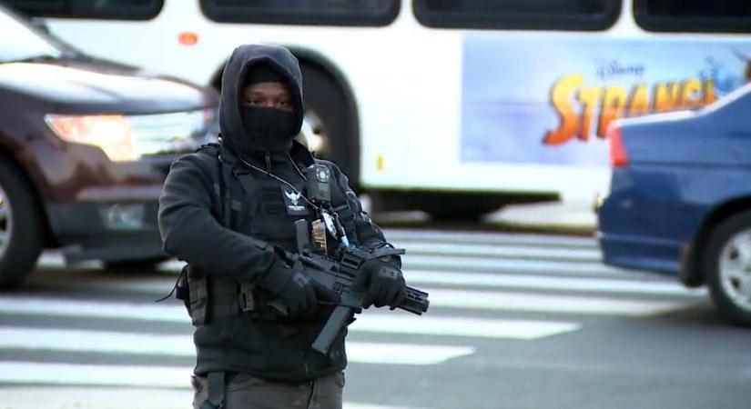 Állig felfegyverzett őrök védenek egy kis benzinkutat Philadelphiában