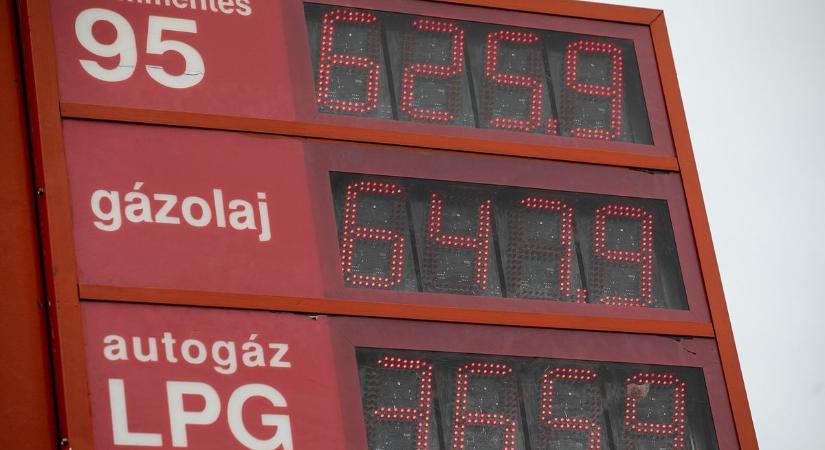Pánik és megnyugvás: megy az adok-kapok a neten az üzemanyagárstop megszüntetéséről – képgaléria a benzinkutakról