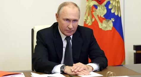 Az orosz kormány még nem döntött arról, milyen választ adjon az olajárplafon bevezetésére
