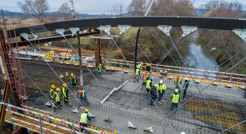 Befejeződött a Drégelypalánknál épülő Ipoly-híd pályalemezének betonozása