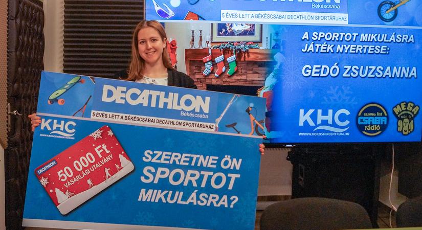 Zsuzsanna már át is vette a Decathlon 50.000 forint értékű vásárlási utalványát