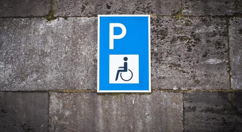 Az eUprava portálon is igényelhetnek rokkant-parkolókártyát