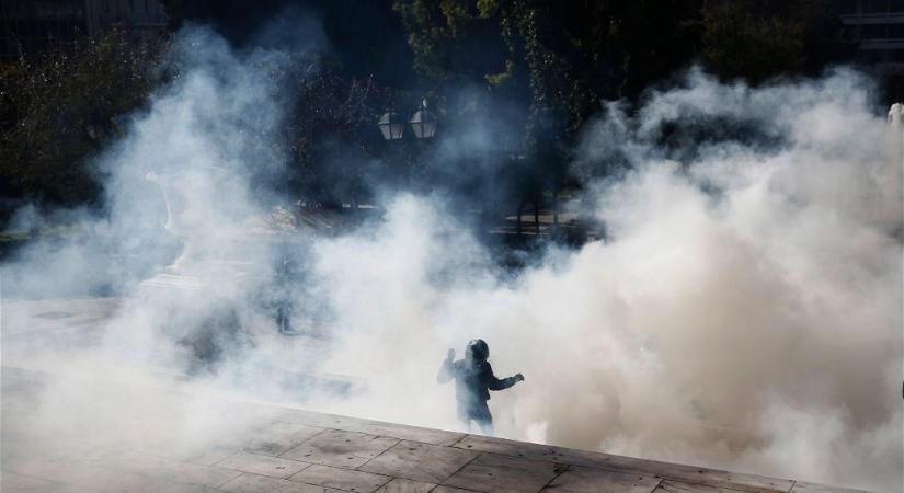 A rendőrség fejbe lőtt egy tinédzsert, tüntetések kezdődtek Görögországban