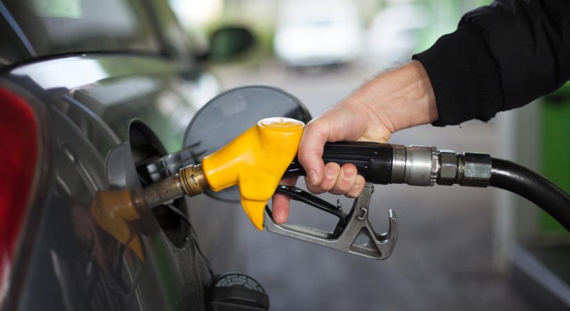 Adót is emelt a kormány a benzinárstop végével: ez fájni fog az autósoknak