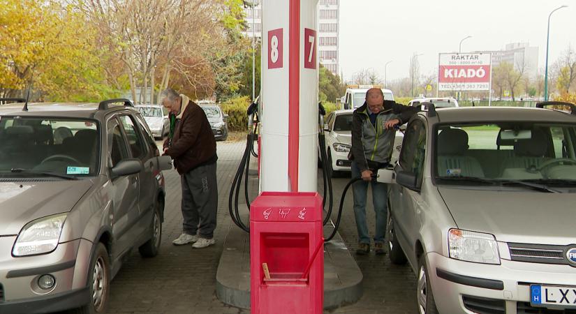 Korábban piaci árat követelt a DK, most Orbánt okolja a benzinárak miatt