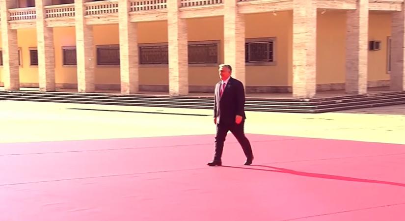 Orbán bemutatja: így kell stílusosan megérkezni az EU-Nyugat-Balkán csúcsra