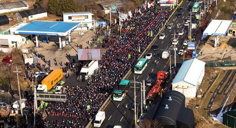 A kamionosok sztrájkja miatt fogyhat el az üzemanyag Dél-Koreában