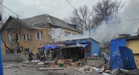 Piacot, buszpályaudvart, lakóépületeket lőttek az oroszok Ukrajnában, legalább nyolc ember meghalt