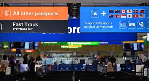 Karácsonykor és szilveszterkor is sztrájkolni fognak több brit reptér határőrei