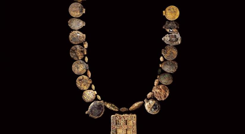 Középkori arany és drágakő nyakláncot rejtett a föld mélye