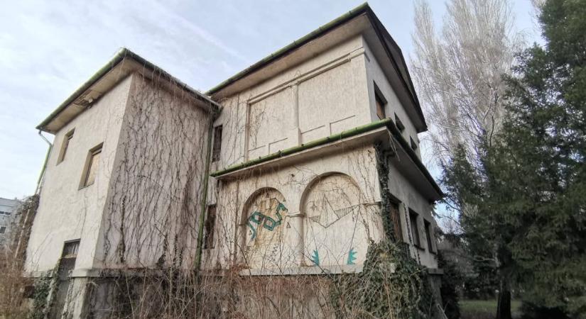 Védett épületet bontanának Balatonalmádiban, villaparkot építenének a helyére