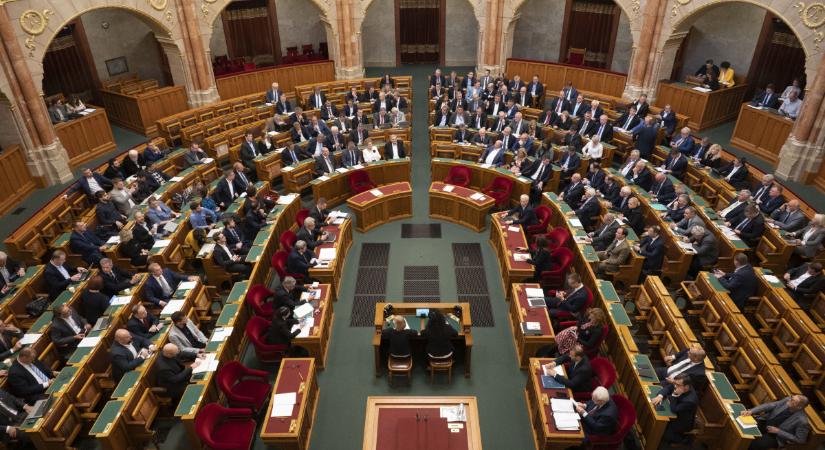 Döntött a fideszes parlamenti többség: átalakul az egészségügy, új épületeket kapnak az egyházak, nem kell nyelvvizsga a diplomához