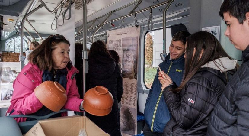 Utazó múzeum érkezett tatabányai iskolákhoz - Hány évezred fér fel egy buszra?