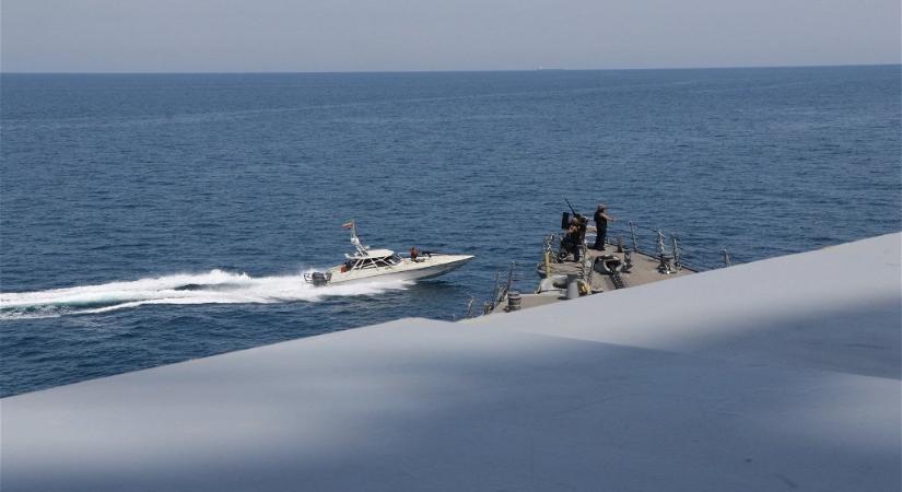 Iráni járőrhajó próbálta reflektorral elvakítani az amerikai haditengerészet hajóit