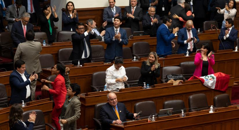 Megbuktatták Peru elnökét, aki megpróbálta feloszlatni a kongresszust, végül rendőrök vitték el