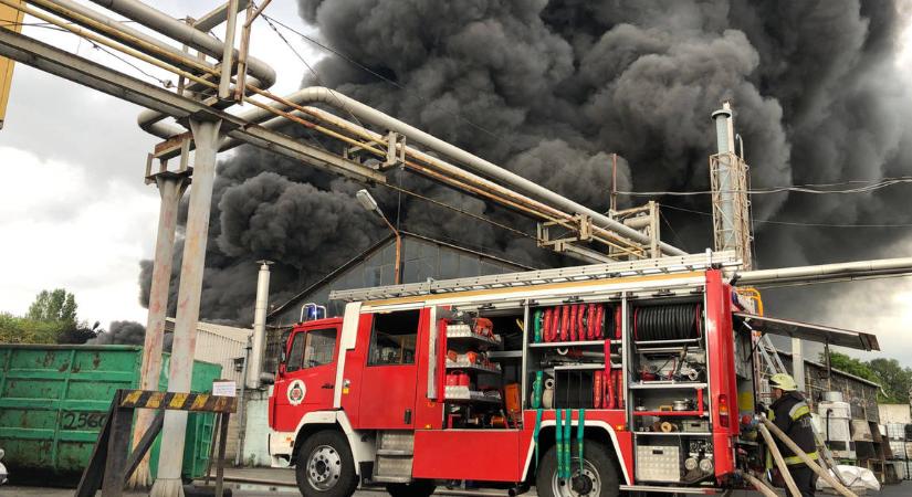 Tűz ütött ki egy budapesti ipartelepen – fémhulladékok égnek