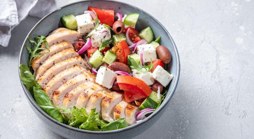 Grillezett hús görög salátával