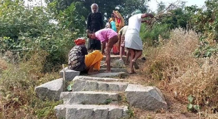 8 éven át faragta kézzel a domb tetején álló templomhoz vezető út kőlépcsőit az indiai férfi