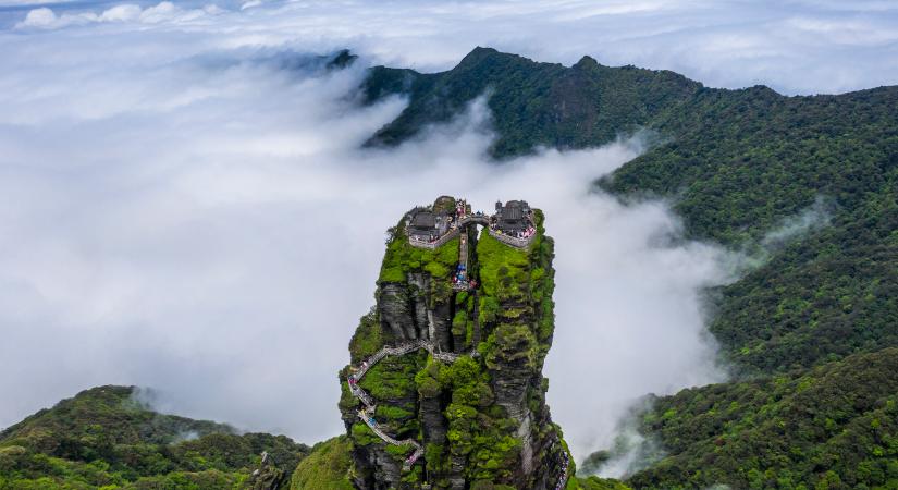 Szédítő a két sziklacsúcsra épült kínai templom