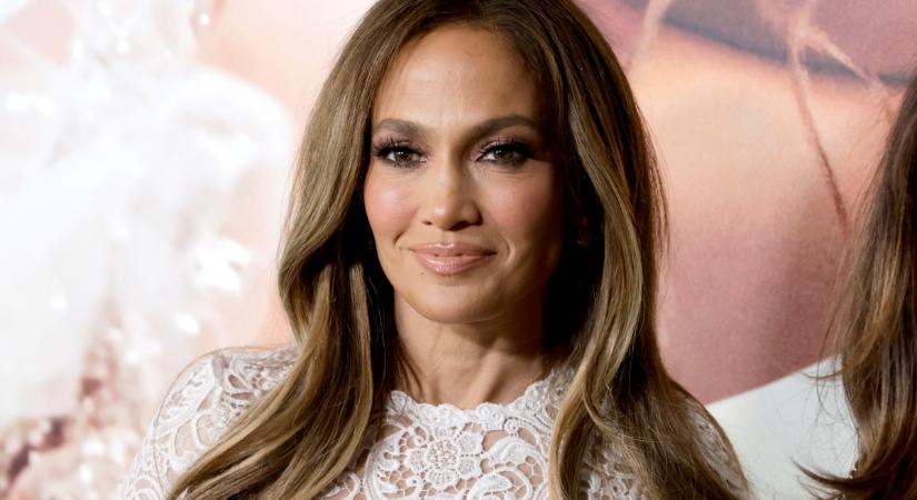 Jennifer Lopez ilyen sikkesen viseli a csúnya karácsonyi pulcsit: apró trükkel tette nőiessé