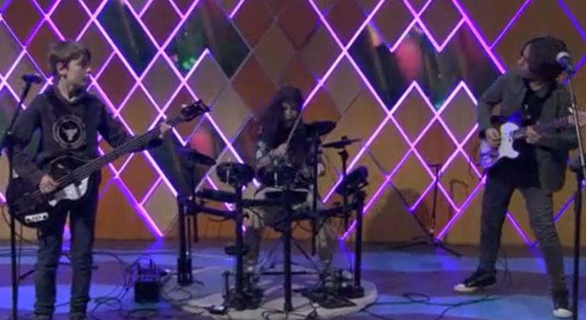 Igazi dobos őstehetség Erős Antónia fia, Matyi: Czutor Zoli fiával játszik egy zenekarban – videó