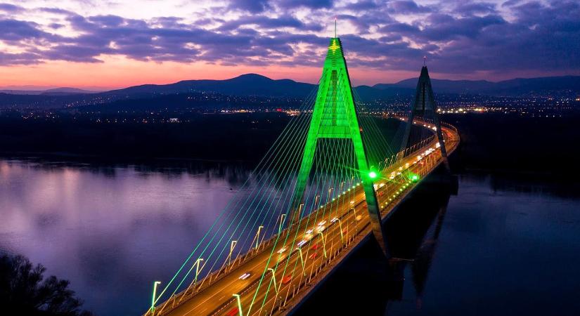 Magyarország legnagyobb karácsonyfájává változik a Megyeri-híd