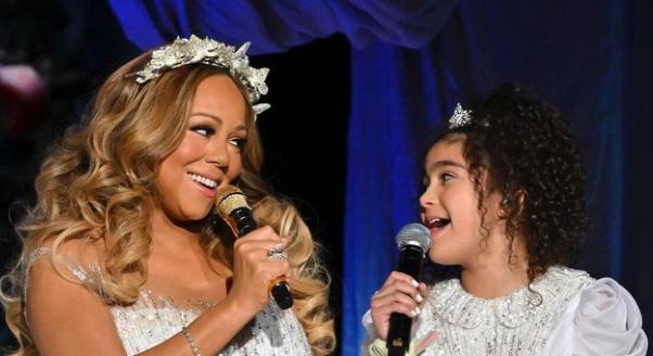 Elkápráztatta a közönséget Mariah Carey 11 éves kislánya, először énekelt édesanyjával a színpadon