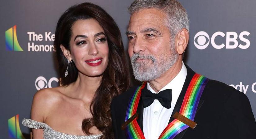 Amal Clooney csillogó, ezüst estélyi ruhájával mindenkit lenyűgözött: íme 2022 legszebb kreációi