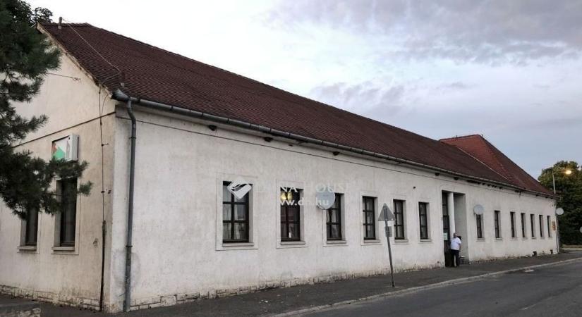 A hét ingatlana: Almásfüzitőn munkásszálló is van eladó!