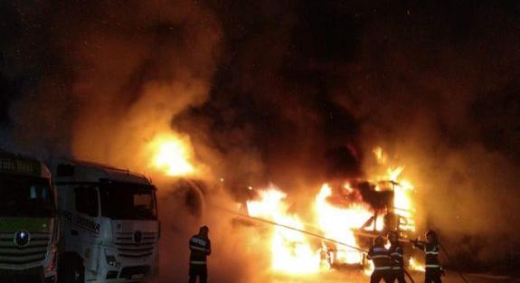 Több teherautó kiégett egy váradi cég udvarán, a biztonsági őr pánikrohamot kapott