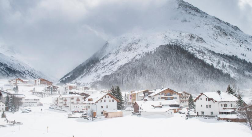 Lavinabaleset az osztrák hegyekben: 10-ből 6-an sértetlenül megúszták, még tart a mentés