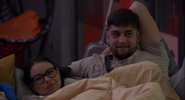 „Ne verd ki teljesen!” – VV Reni a kezével kényeztette VV Barnát