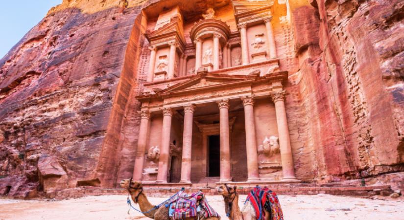 Elképesztő felvétel: ki kellett menekíteni a turistákat Petra romvárosból, elöntötte a víz a területet