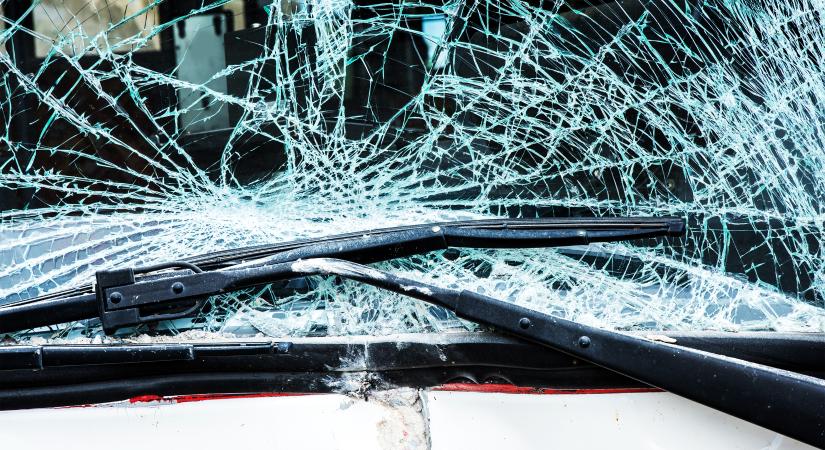 Tizenéves gyerekek törték be 36, utcán parkoló autó ablakát Józsefvárosban