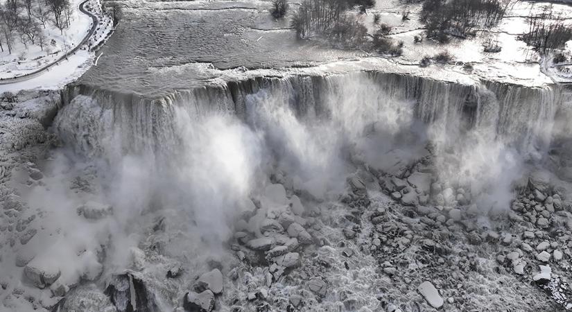 Szédítő a masszív hidegtől befagyott Niagara-vízesés látványa