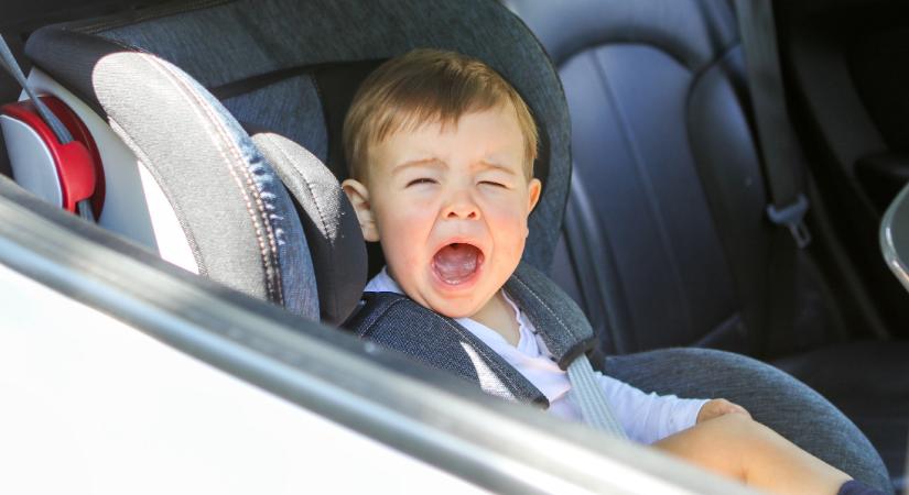Üvölt, kiabál, hisztizik – Mit tehetsz, ha a baba gyűlöli az autós ülést?