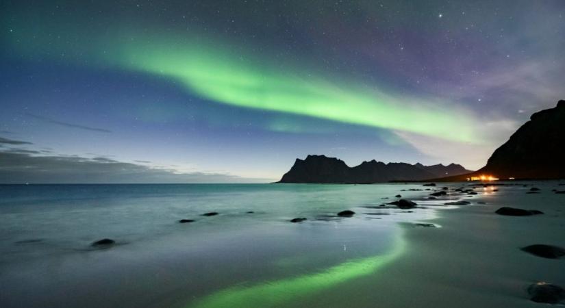 Zöld színekben pompázott az éjszakai égbolt – képek