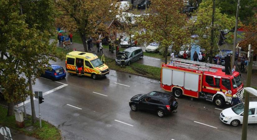 Visszatekintés: négy autó összeütközött Szolnokon, az egyik kereke elszabadult