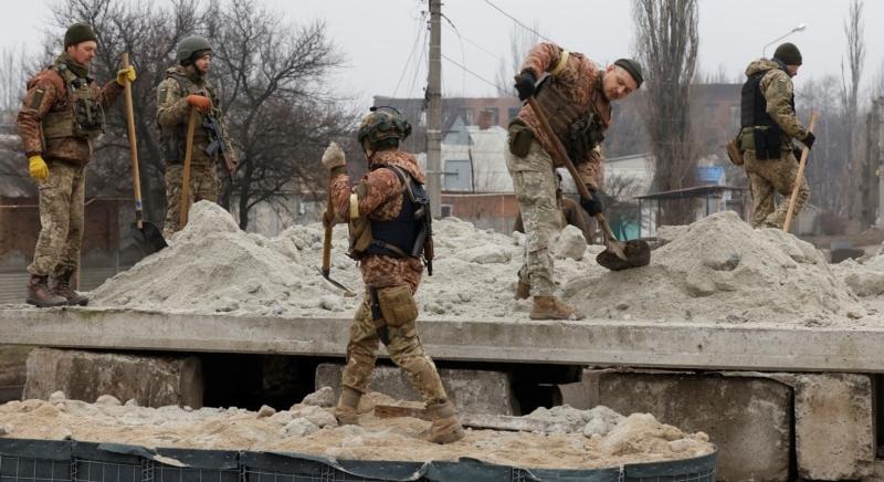 „Az agyunkkal harcolunk. Ők számokkal harcolnak” – Ukrán ejtőernyősök egy donbászi városért folyó csatáról